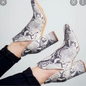 Steve Madden Rookie Snake Print Ankle Boots Booties 8.5 white boots